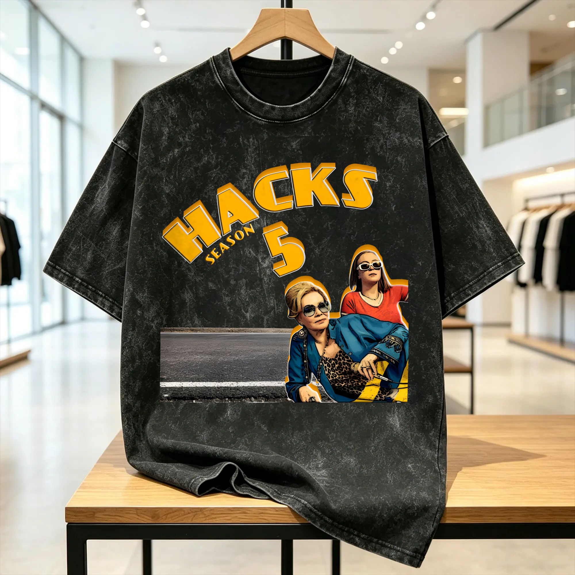 Mens Fashion Hacks - Übergroßes Washed T-Shirt mit Hacks TV-Show-Motiv
